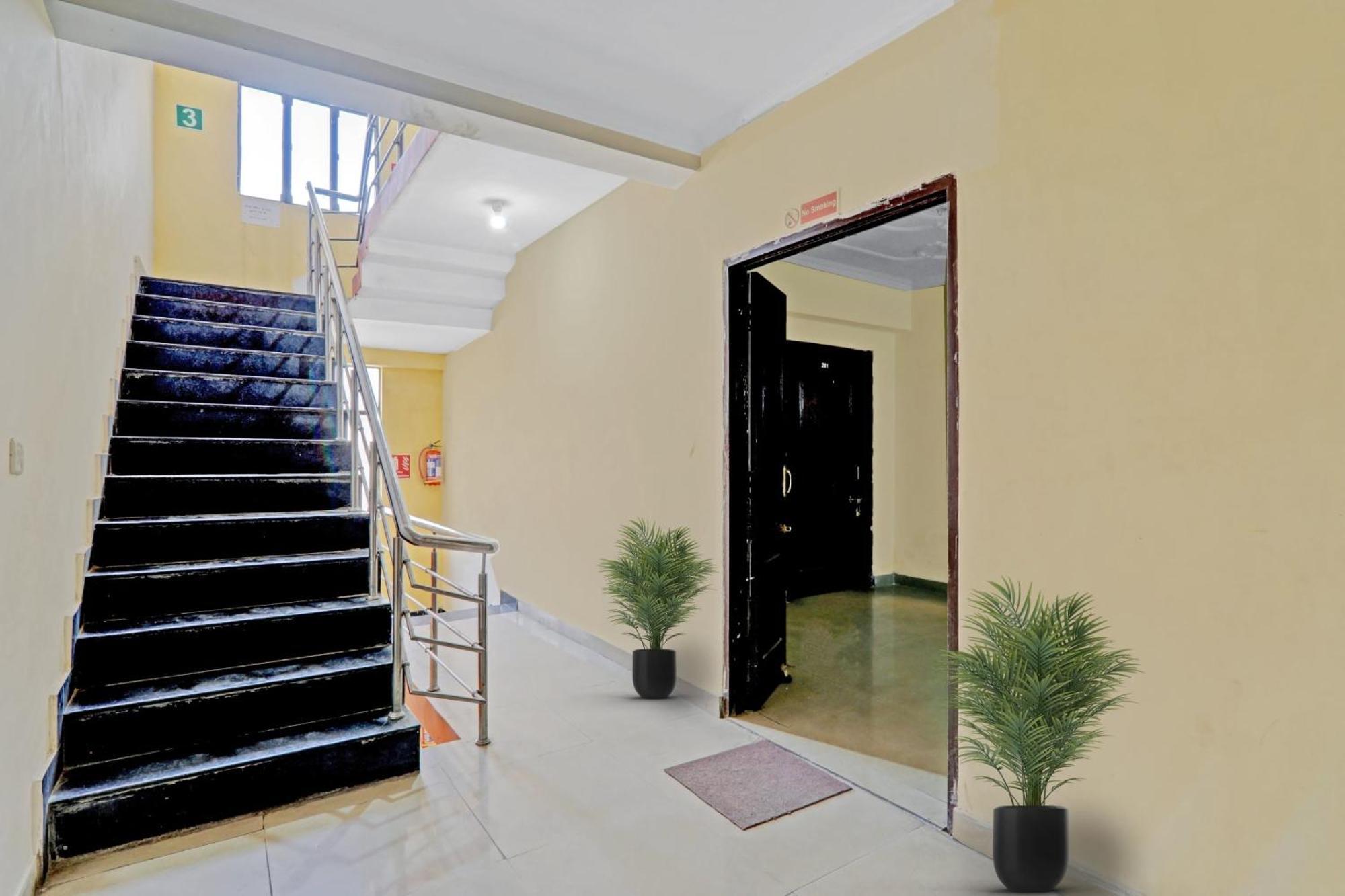 Hotel O J.D Palace Chinhat Экстерьер фото