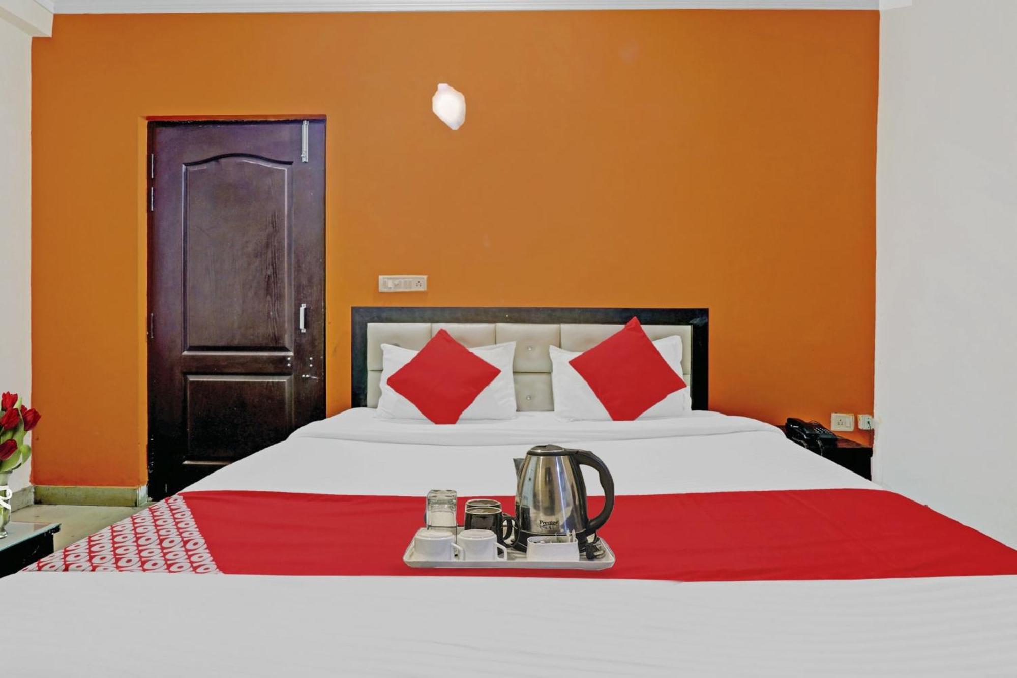 Hotel O J.D Palace Chinhat Экстерьер фото